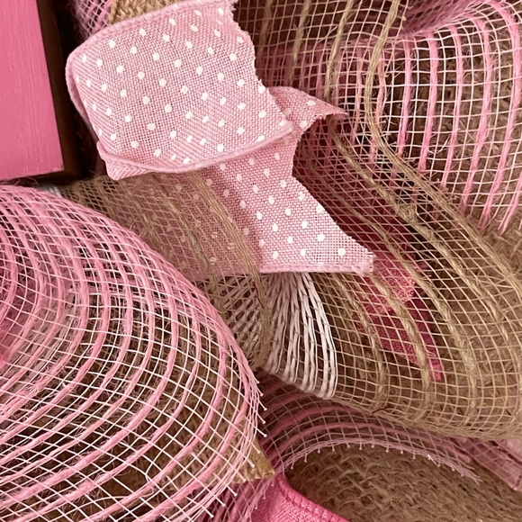 Family Wreath “HOME IS WHERE THE HEART IS” Mesh & Burlaps 20” pink wreath - Picture 7 of 9